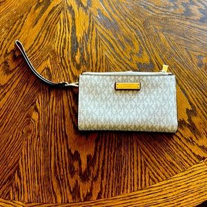 MICHAEL MICHAEL KORS
Large Logo Wristlet - excellent condition 
Style#32S2GT9W3B